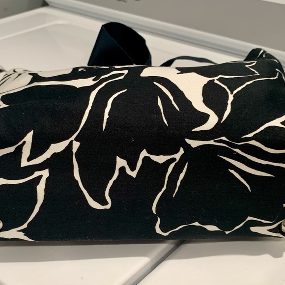 NWOT Never used! 
Beautiful bag 
Black/white design 
Black wooden handles. - Picture 8 of 11